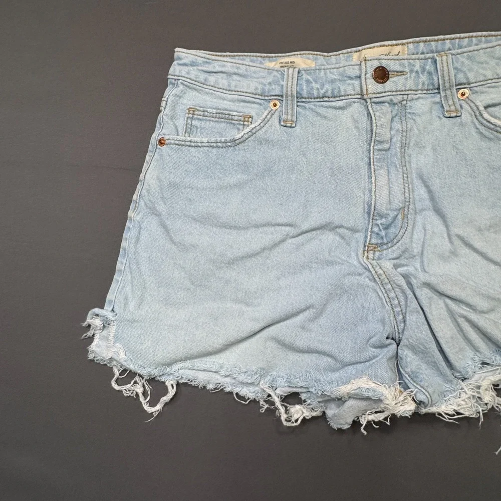 Universal Thread Vintage Midi Denim Shorts Light Wash‎ Raw Hem Womens 12/31R